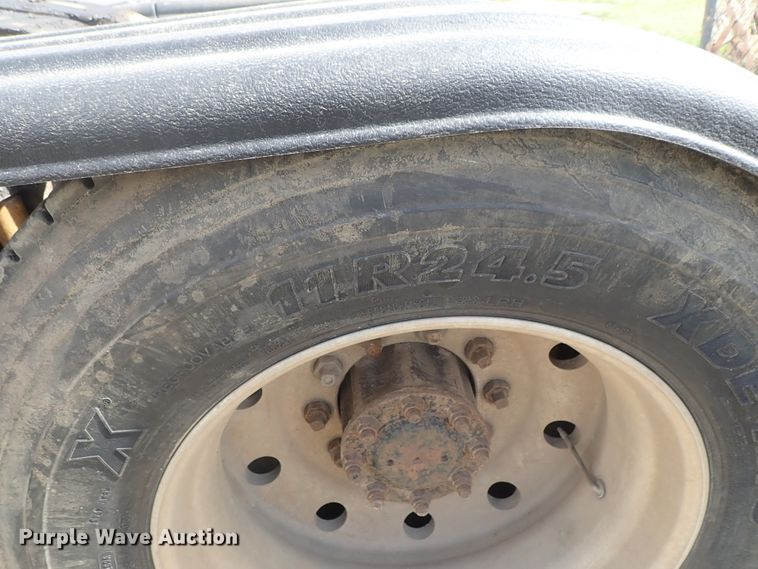 image for item DG2225 1993 International 9400  semi truck