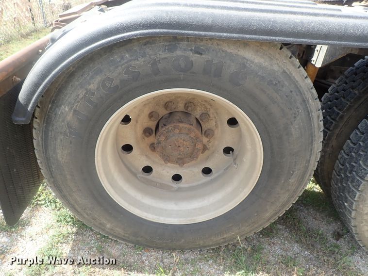 image for item DG2225 1993 International 9400  semi truck