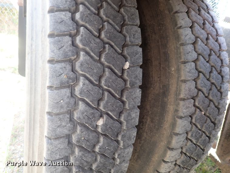 image for item DG2225 1993 International 9400  semi truck