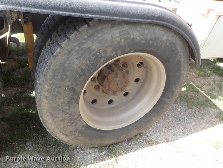 image for item DG2225 1993 International 9400  semi truck