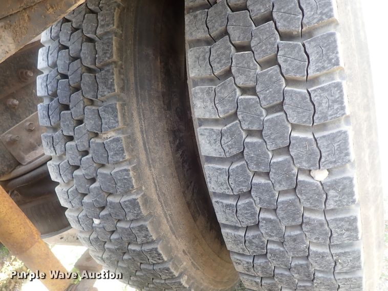 image for item DG2225 1993 International 9400  semi truck