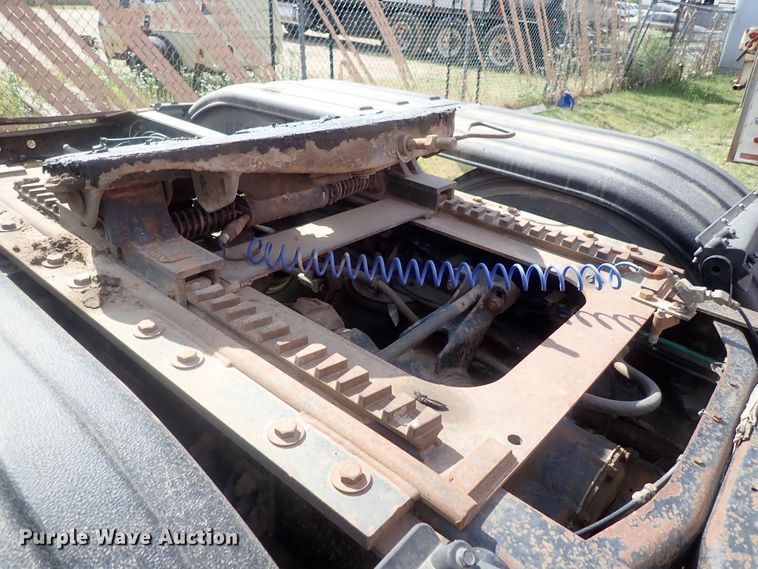 image for item DG2225 1993 International 9400  semi truck