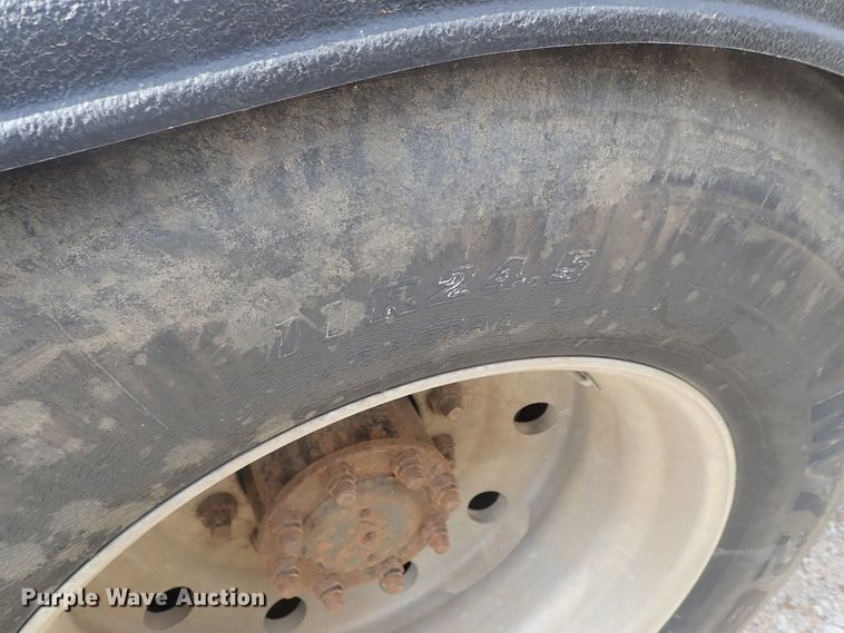 image for item DG2225 1993 International 9400  semi truck