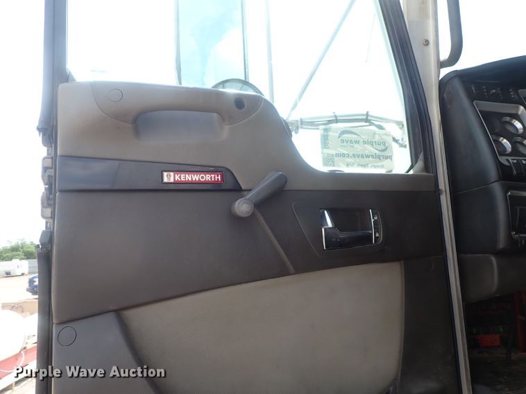 image for item DG2236 2007 Kenworth T800B  semi truck
