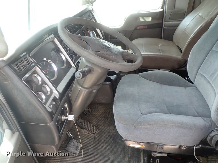 image for item DG2236 2007 Kenworth T800B  semi truck