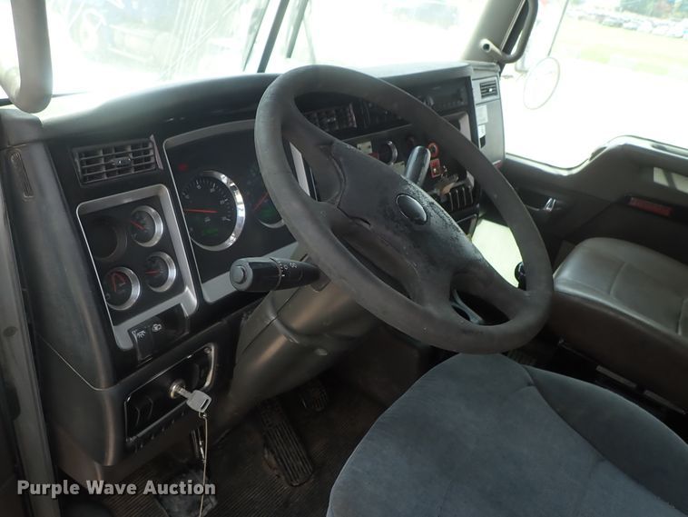 image for item DG2236 2007 Kenworth T800B  semi truck