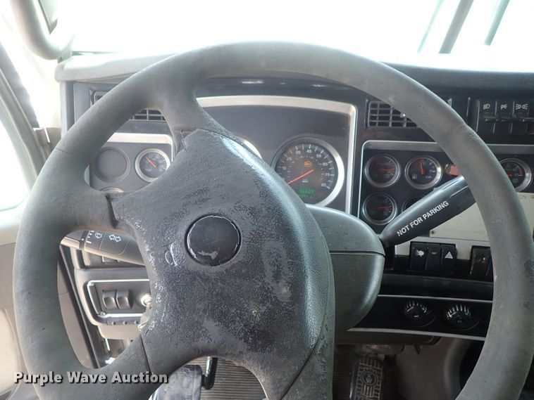 image for item DG2236 2007 Kenworth T800B  semi truck