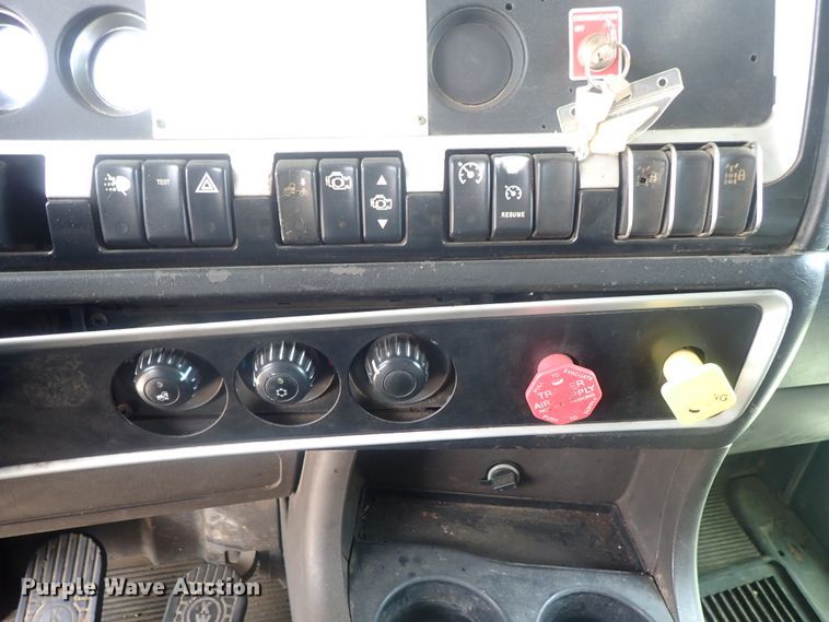 image for item DG2236 2007 Kenworth T800B  semi truck