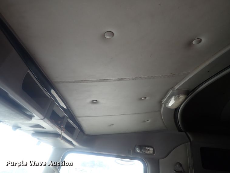 image for item DG2236 2007 Kenworth T800B  semi truck