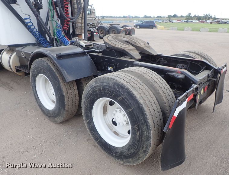 image for item DG2236 2007 Kenworth T800B  semi truck