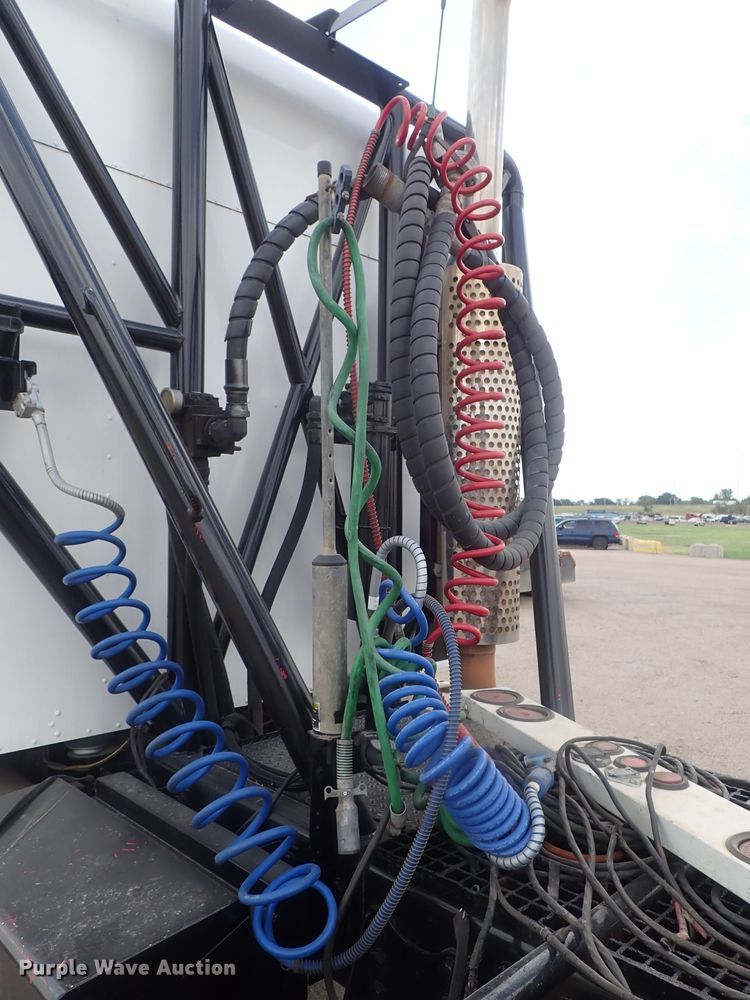 image for item DG2236 2007 Kenworth T800B  semi truck