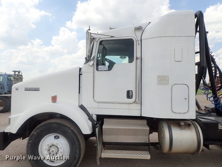 image for item DG2236 2007 Kenworth T800B  semi truck