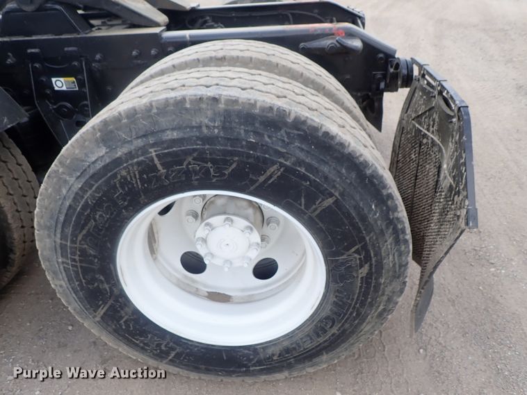 image for item DG2236 2007 Kenworth T800B  semi truck