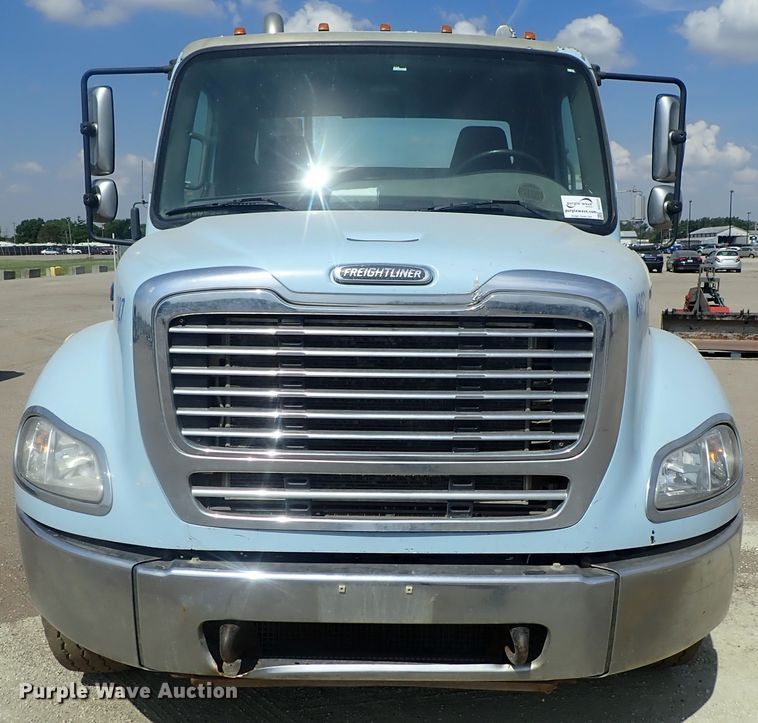 image for item DG2237 2006 Freightliner Business Class M2  semi truck
