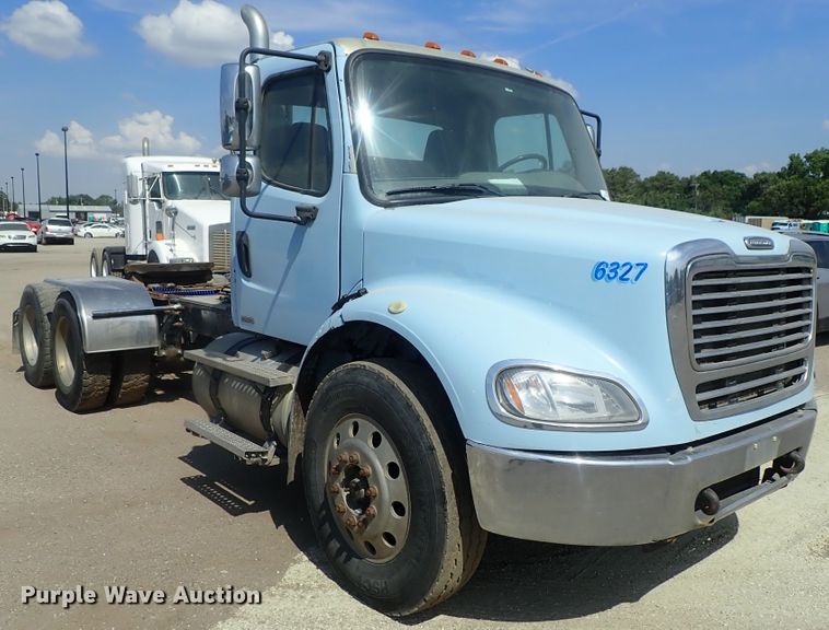 image for item DG2237 2006 Freightliner Business Class M2  semi truck