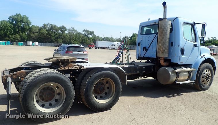 image for item DG2237 2006 Freightliner Business Class M2  semi truck