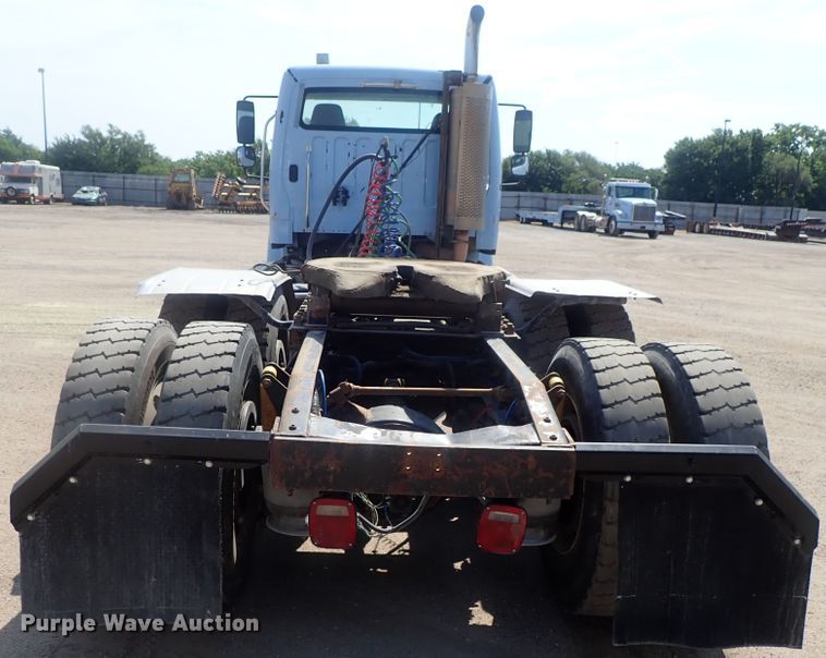 image for item DG2237 2006 Freightliner Business Class M2  semi truck