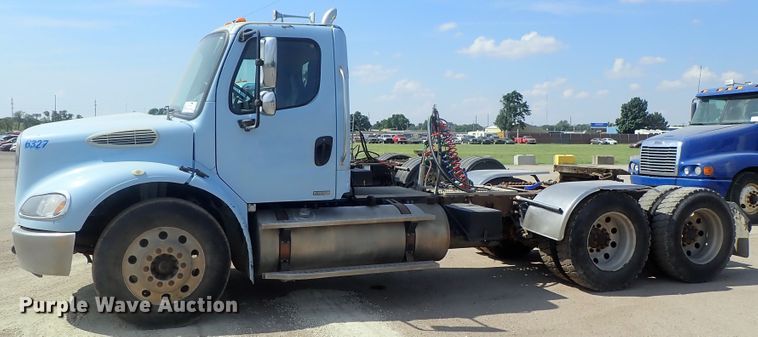 image for item DG2237 2006 Freightliner Business Class M2  semi truck