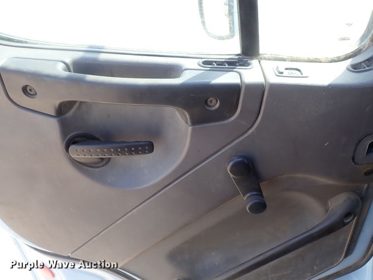 image for item DG2237 2006 Freightliner Business Class M2  semi truck