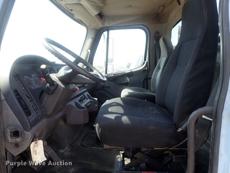 image for item DG2237 2006 Freightliner Business Class M2  semi truck