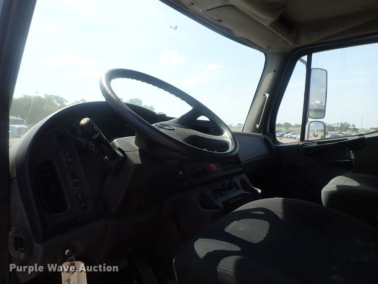 image for item DG2237 2006 Freightliner Business Class M2  semi truck