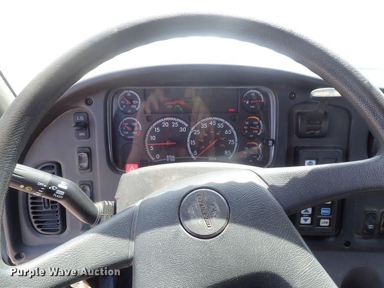 image for item DG2237 2006 Freightliner Business Class M2  semi truck