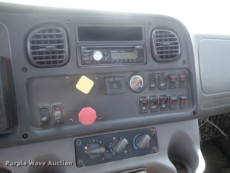 image for item DG2237 2006 Freightliner Business Class M2  semi truck