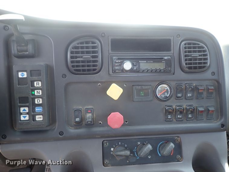 image for item DG2237 2006 Freightliner Business Class M2  semi truck