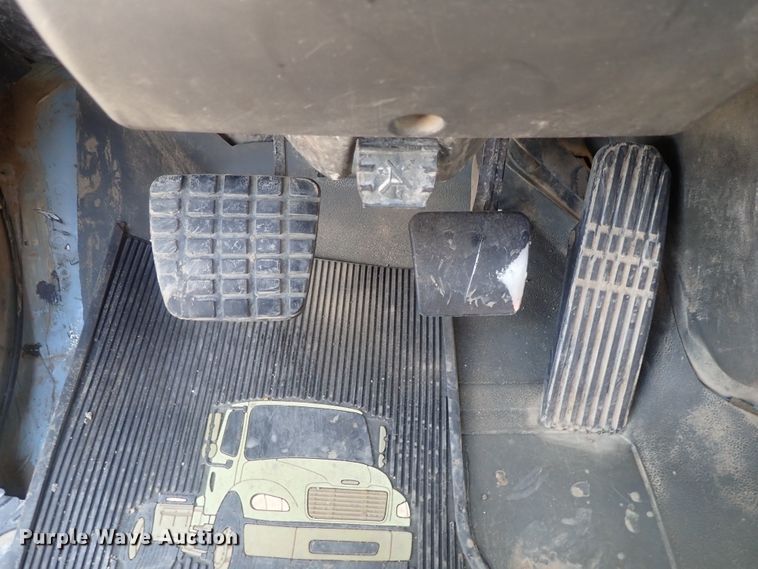 image for item DG2237 2006 Freightliner Business Class M2  semi truck