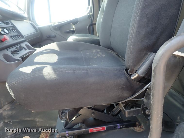 image for item DG2237 2006 Freightliner Business Class M2  semi truck