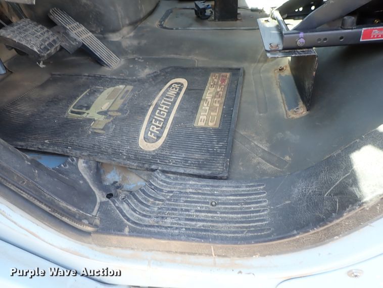 image for item DG2237 2006 Freightliner Business Class M2  semi truck