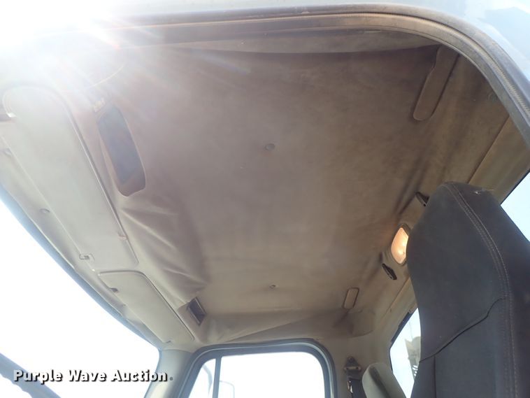 image for item DG2237 2006 Freightliner Business Class M2  semi truck