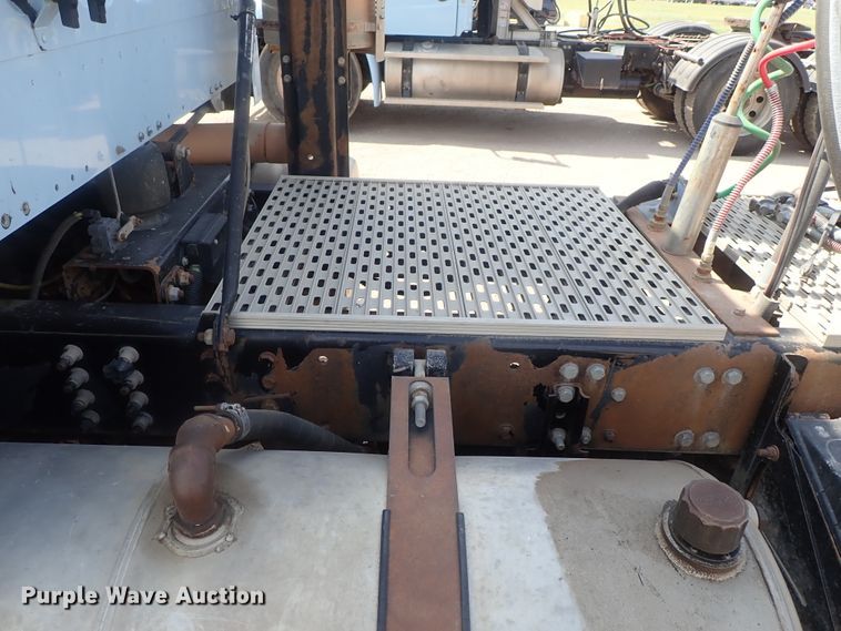 image for item DG2237 2006 Freightliner Business Class M2  semi truck