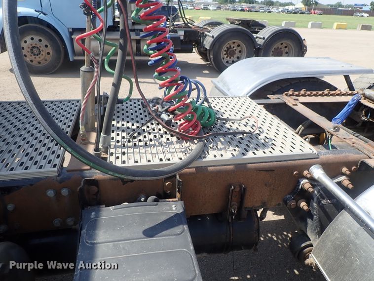 image for item DG2237 2006 Freightliner Business Class M2  semi truck