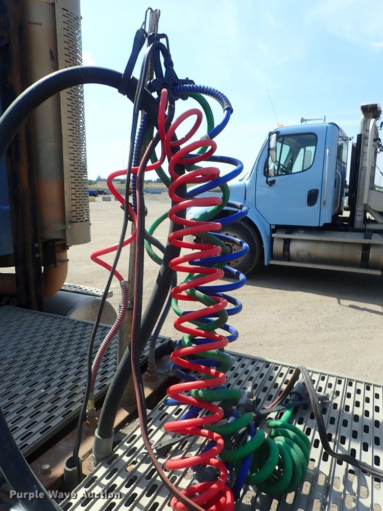 image for item DG2237 2006 Freightliner Business Class M2  semi truck