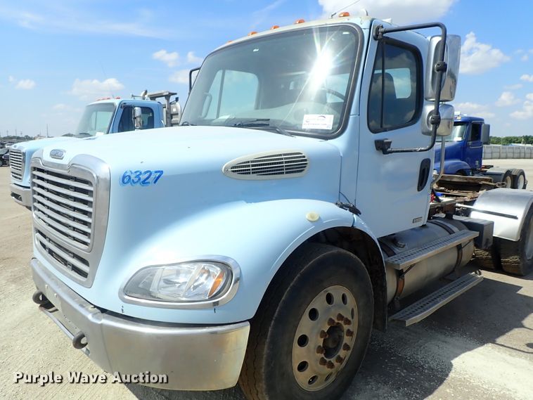 image for item DG2237 2006 Freightliner Business Class M2  semi truck