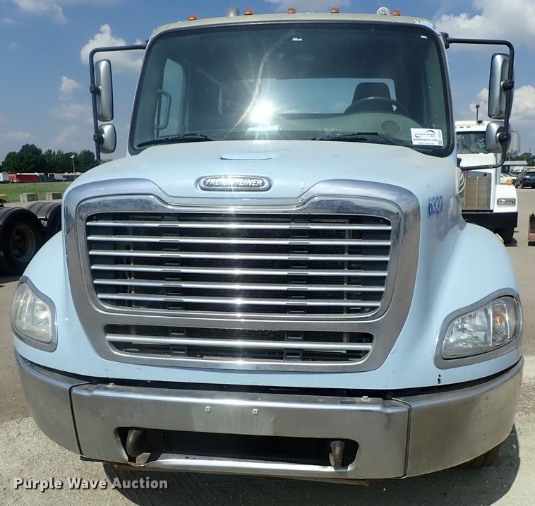 image for item DG2237 2006 Freightliner Business Class M2  semi truck