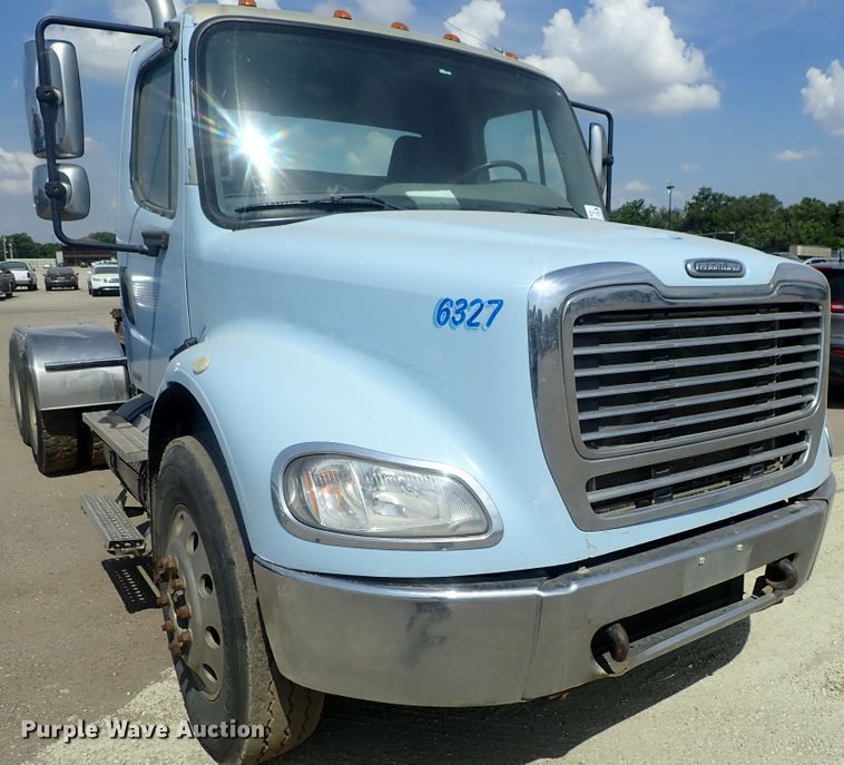 image for item DG2237 2006 Freightliner Business Class M2  semi truck