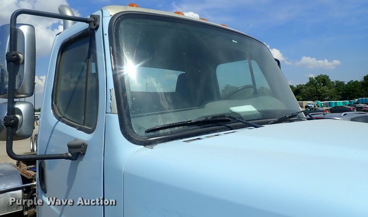 image for item DG2237 2006 Freightliner Business Class M2  semi truck