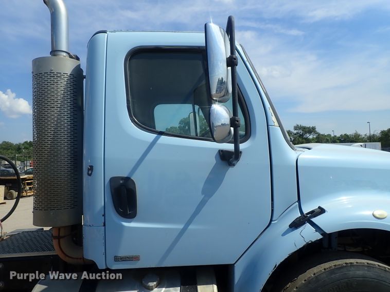 image for item DG2237 2006 Freightliner Business Class M2  semi truck