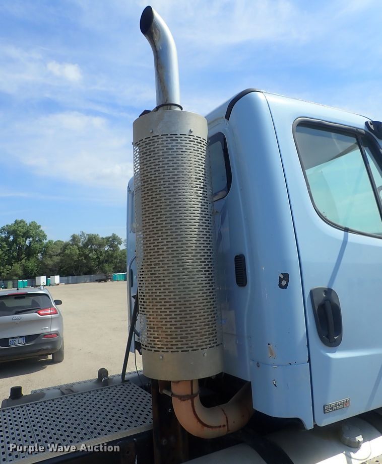 image for item DG2237 2006 Freightliner Business Class M2  semi truck