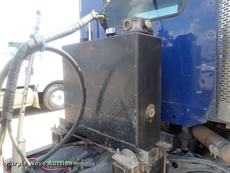 image for item DG2238 2006 Freightliner Century Class  semi truck