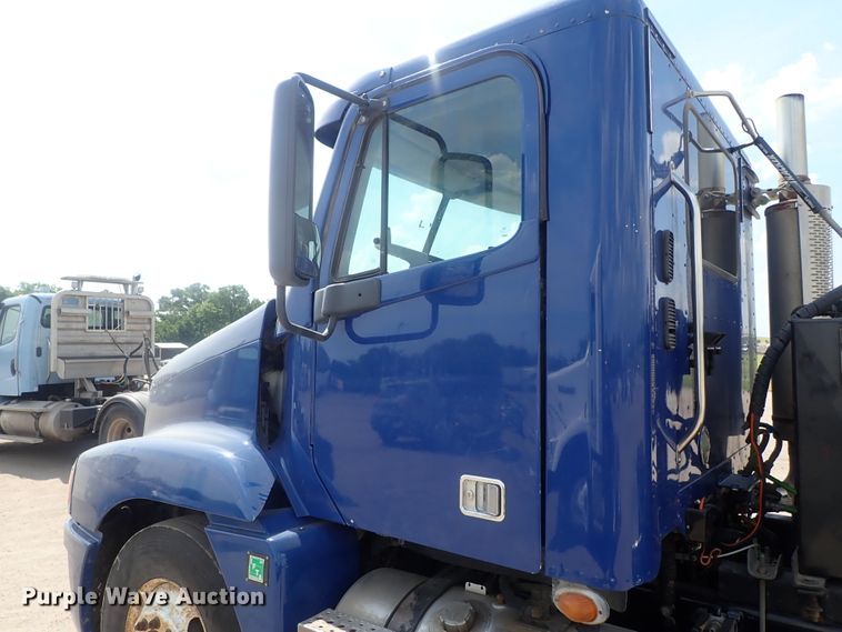 image for item DG2238 2006 Freightliner Century Class  semi truck