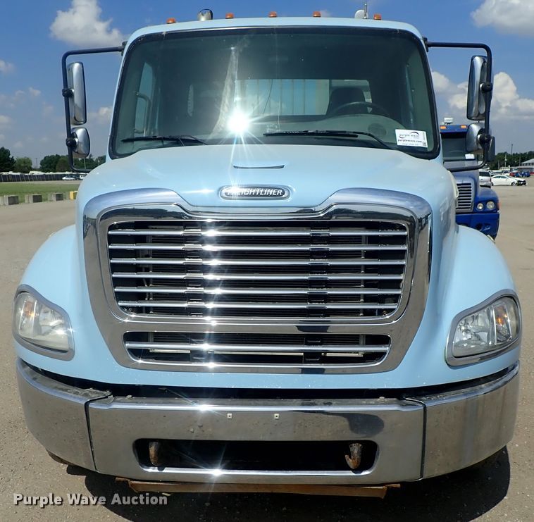 image for item DG2239 2006 Freightliner Business Class M2  semi truck