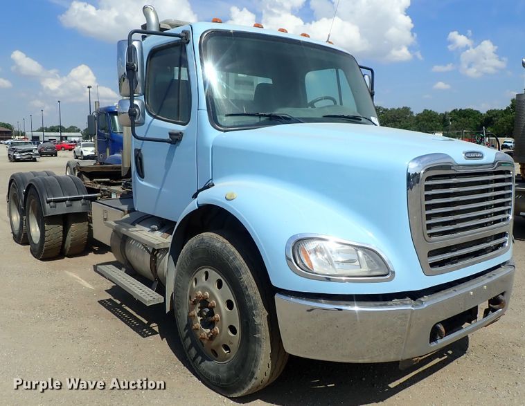 image for item DG2239 2006 Freightliner Business Class M2  semi truck