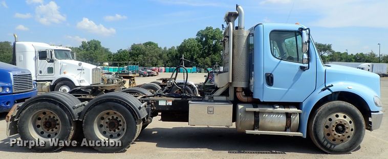 image for item DG2239 2006 Freightliner Business Class M2  semi truck