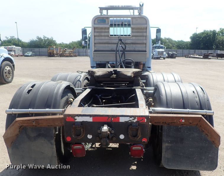 image for item DG2239 2006 Freightliner Business Class M2  semi truck