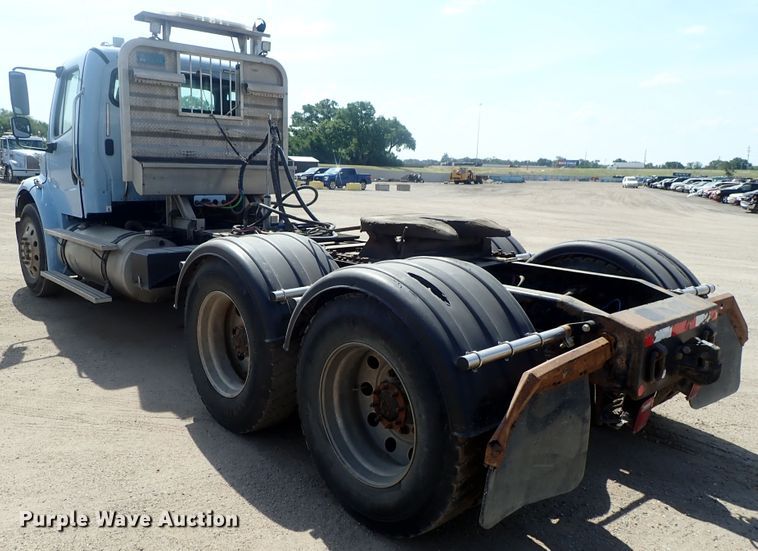 image for item DG2239 2006 Freightliner Business Class M2  semi truck