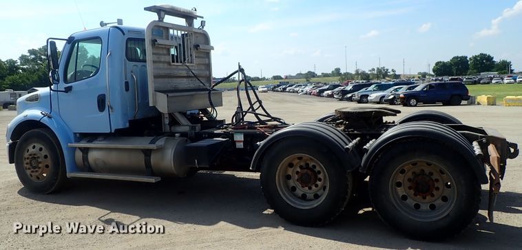 image for item DG2239 2006 Freightliner Business Class M2  semi truck