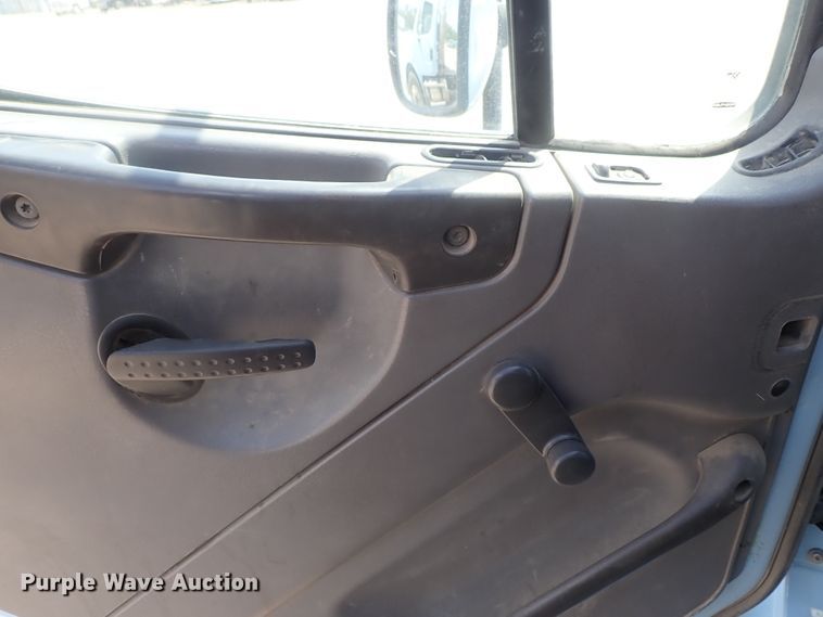 image for item DG2239 2006 Freightliner Business Class M2  semi truck